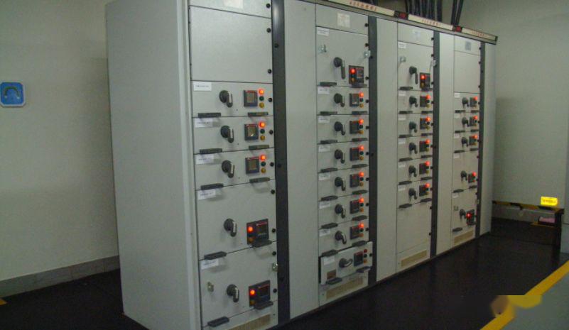 配電室中有哪些類型的低壓配電柜電壓？配電柜主要內(nèi)部組件是什么？