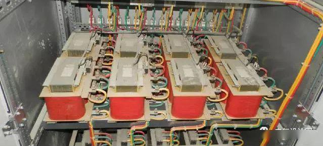 配電室中有哪些類型的低壓配電柜電壓？配電柜主要內(nèi)部組件是什么？