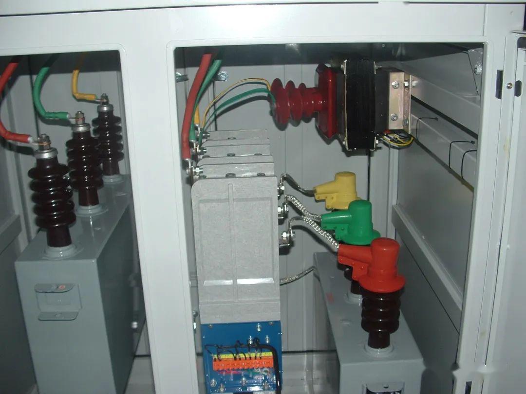 配電室中有哪些類型的低壓配電柜電壓？配電柜主要內(nèi)部組件是什么？