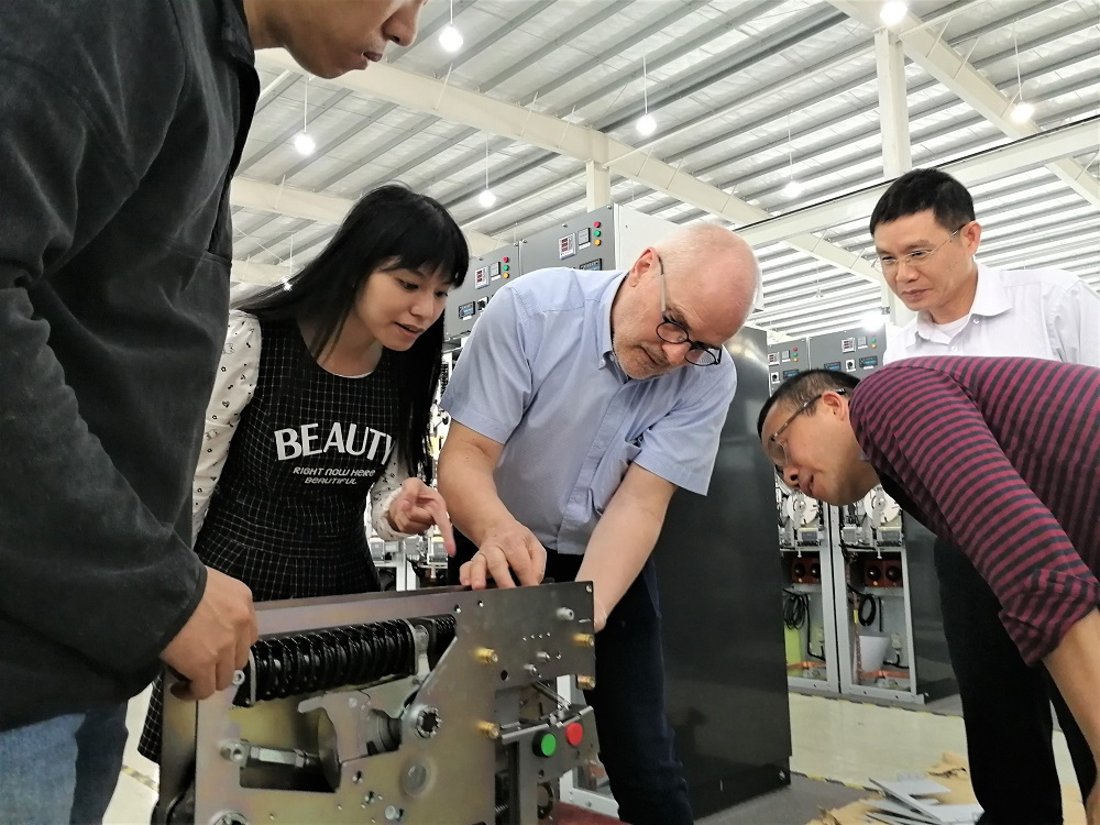 如何從根本上提高開關(guān)柜操作機(jī)構(gòu)的耐腐蝕性，請(qǐng)參見......