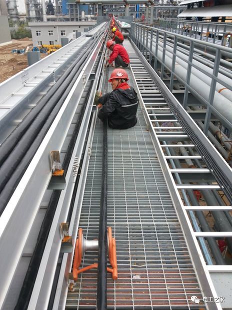 一條完成開關(guān)柜安裝，電纜橋架施工，電纜敷設(shè)及布線施工，照明配電箱施工