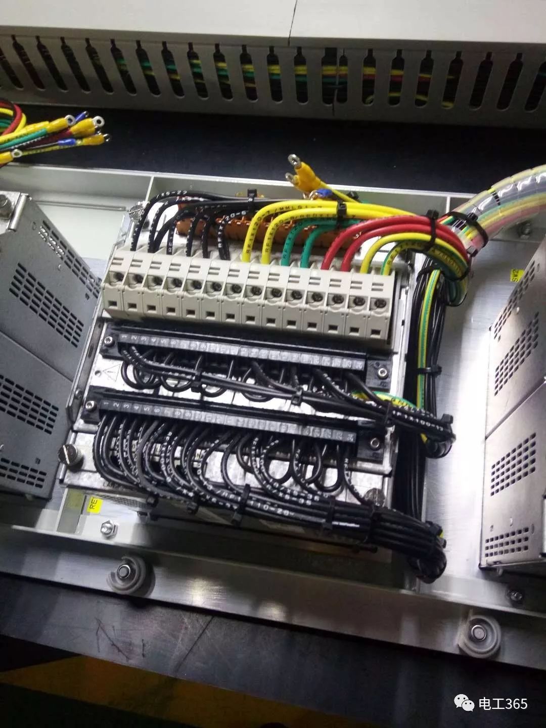 太好了。改進版本配電柜內(nèi)部結(jié)構(gòu)完整分析