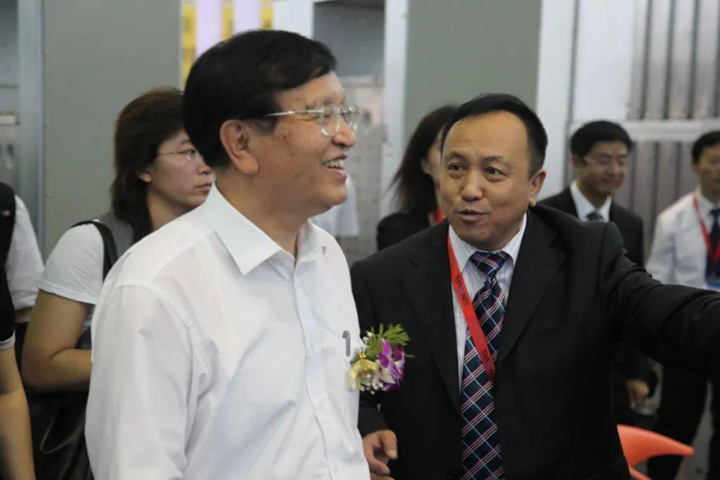 華德海特電器在2020年榮獲“中國開關(guān)柜 10頂級品牌”72.5千伏氫地理信息系統(tǒng)和碳地理信息系統(tǒng)獎，填補(bǔ)了國際空白