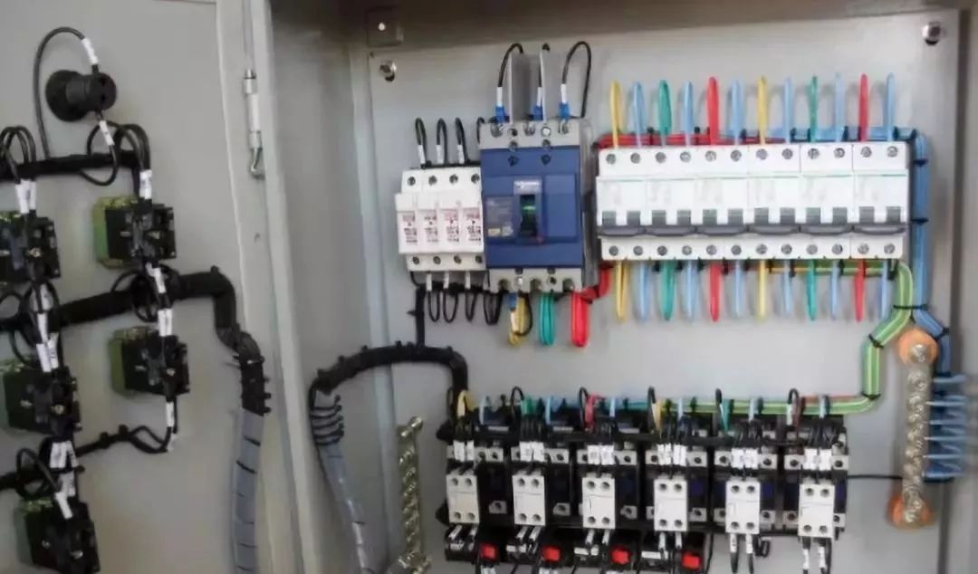 如果計(jì)算機(jī)房沒有配電箱，會(huì)發(fā)生什么？