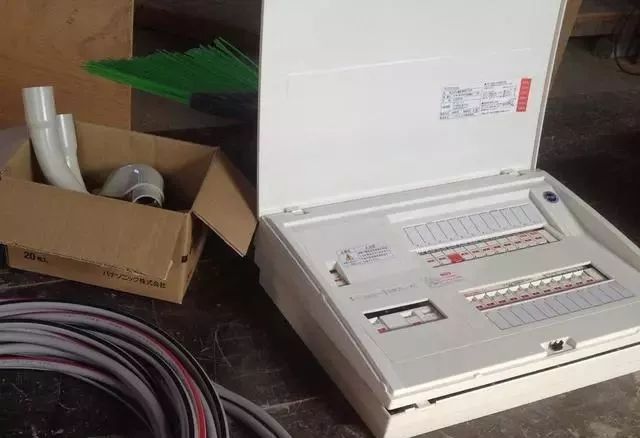 為什么日本家庭使用40年的單件配電箱而我們?nèi)匀辉诂F(xiàn)場(chǎng)組裝它？