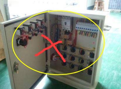 老電工把配電箱安裝在墻內(nèi)。曬太陽(yáng)太聰明了。