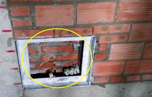 老電工把配電箱安裝在墻內(nèi)。曬太陽(yáng)太聰明了。