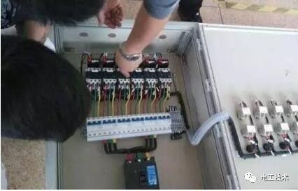 分析了配電箱的內(nèi)部結(jié)構(gòu)，誰能理解它？