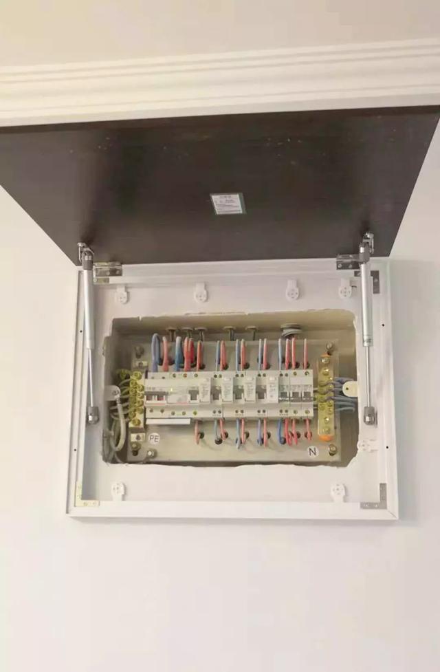配電箱泄漏太難看了，簡單的變化，鄰居們都震驚了！