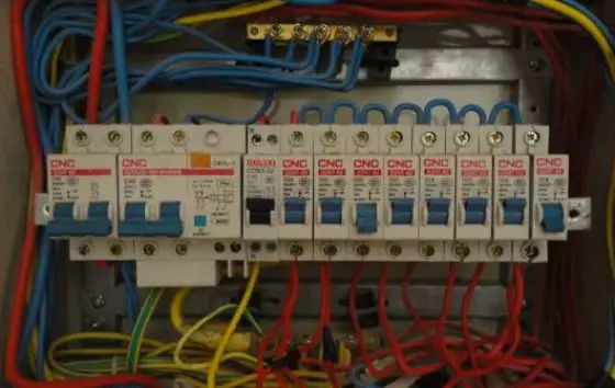 家庭配電箱分配如何合理？這種裝置確保你的家在50年內(nèi)不會(huì)被絆倒。