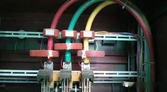 你知道為什么配電箱有些配有1、2或3個電流互感器嗎？
