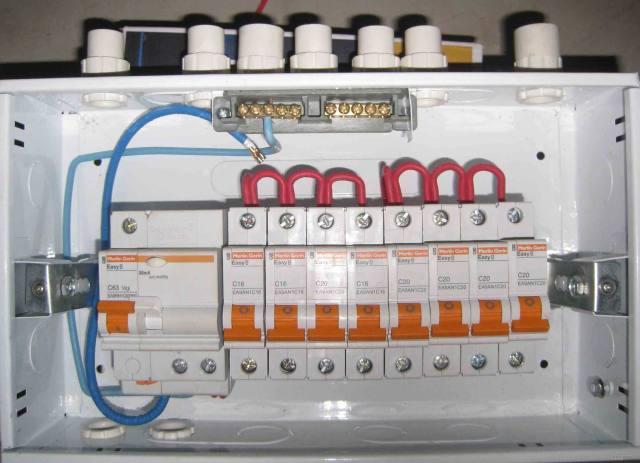 家居裝飾配電箱如何分配丟失的保險更合適？難怪人們總是回家旅游。原來這里有一個錯誤的裝置。