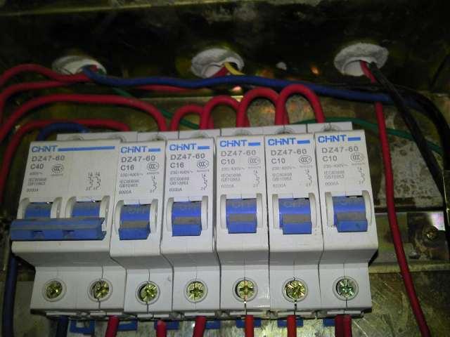 家居裝飾配電箱如何分配丟失的保險更合適？難怪人們總是回家旅游。原來這里有一個錯誤的裝置。