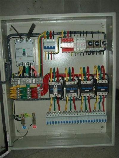 配電箱帶漏電保護(hù)或空？只有有這么多漏洞和空的開(kāi)口才是安全的。這太實(shí)際了。