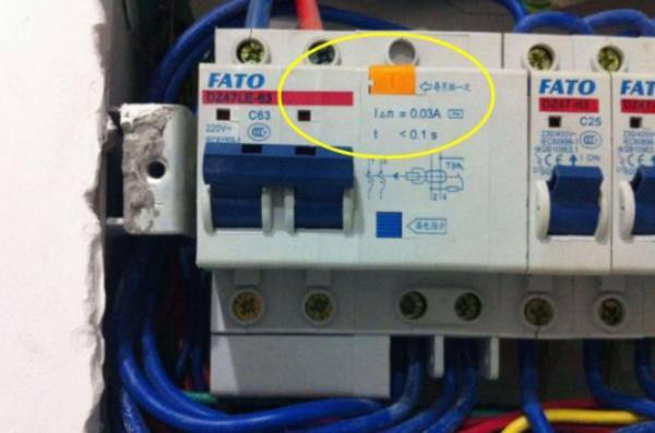 配電箱在此生命安全鍵中，務(wù)必記住每月按一次，事故會(huì)遲到