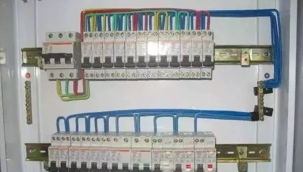 住宅建筑如何設(shè)計(jì)配電箱以及如何選擇空氣開關(guān)？目前是如何估計(jì)的？