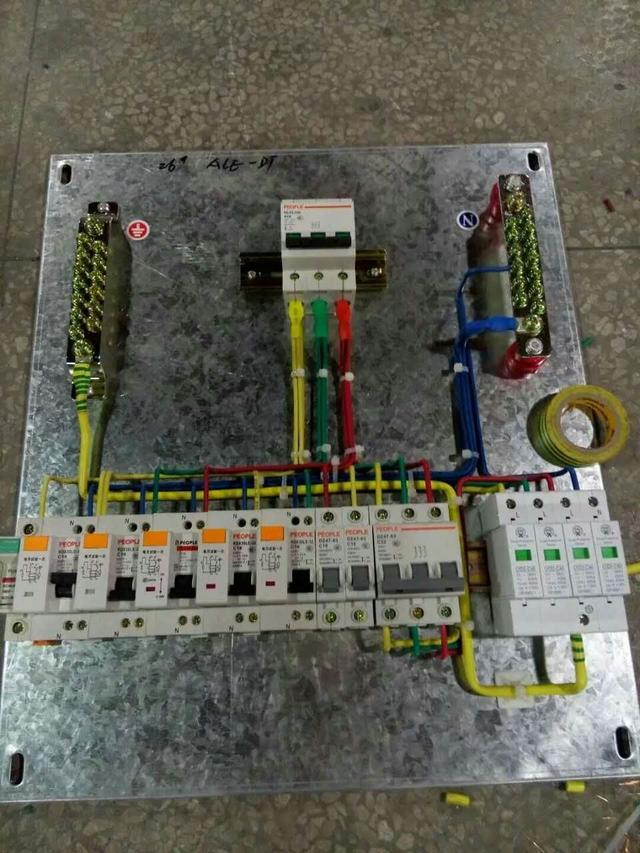 跟著師傅學(xué)做配電箱，看到師傅的手藝，我不好意思開始