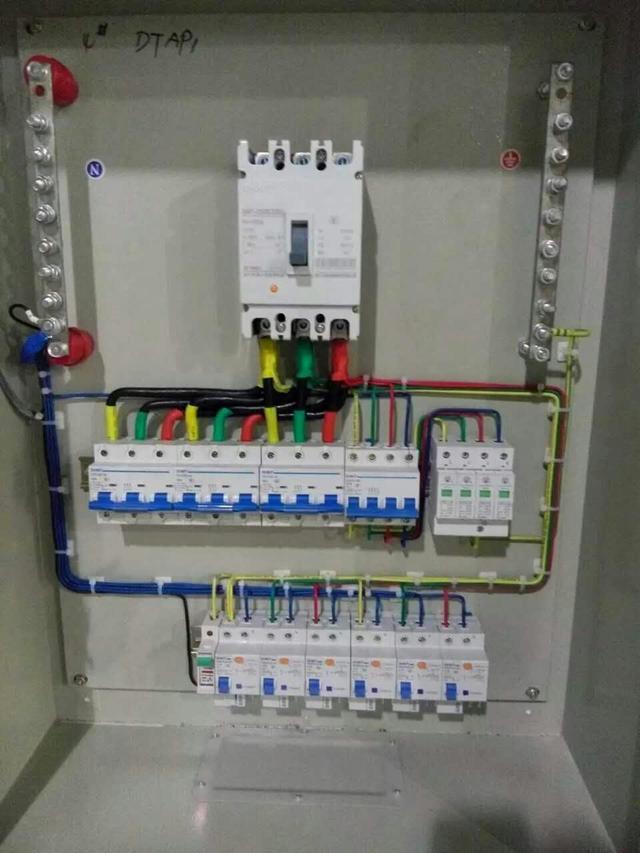 跟著師傅學(xué)做配電箱，看到師傅的手藝，我不好意思開始