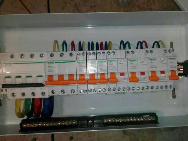 跟著師傅學(xué)做配電箱，看到師傅的手藝，我不好意思開始