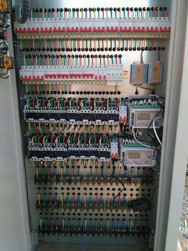 跟著師傅學(xué)做配電箱，看到師傅的手藝，我不好意思開始