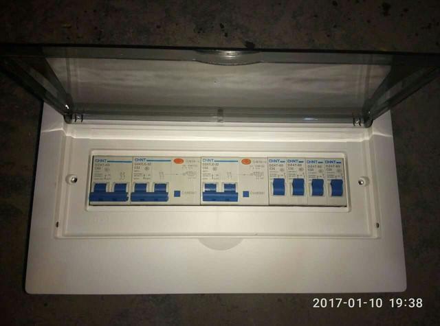 跟著師傅學(xué)做配電箱，看到師傅的手藝，我不好意思開始