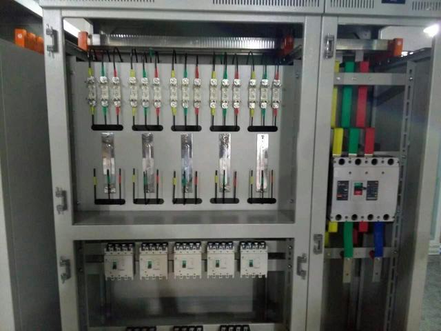 跟著師傅學(xué)做配電箱，看到師傅的手藝，我不好意思開始