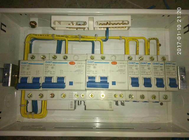跟著師傅學(xué)做配電箱，看到師傅的手藝，我不好意思開始