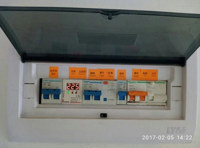 跟著師傅學(xué)做配電箱，看到師傅的手藝，我不好意思開始