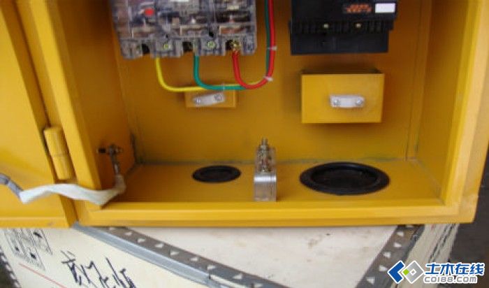 三級(jí)配電，二級(jí)保護(hù)，一機(jī)一閘一漏，一箱配電箱及施工要求