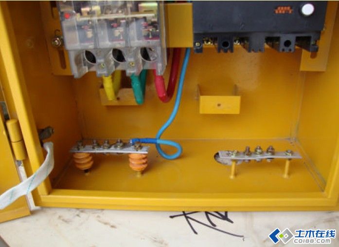 三級(jí)配電，二級(jí)保護(hù)，一機(jī)一閘一漏，一箱配電箱及施工要求