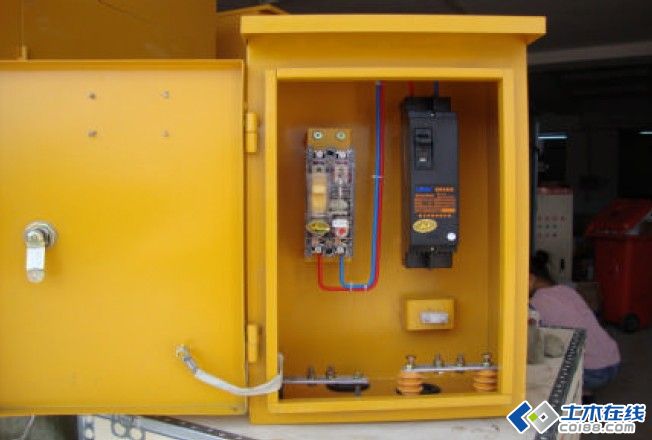 三級(jí)配電，二級(jí)保護(hù)，一機(jī)一閘一漏，一箱配電箱及施工要求