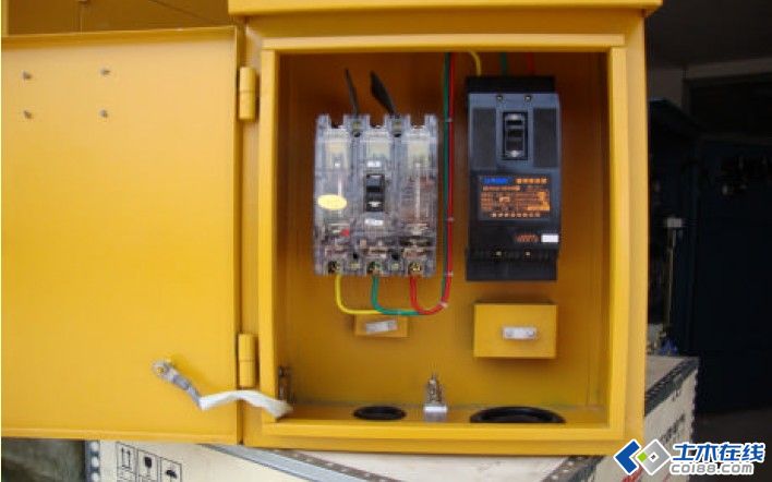 三級(jí)配電，二級(jí)保護(hù)，一機(jī)一閘一漏，一箱配電箱及施工要求