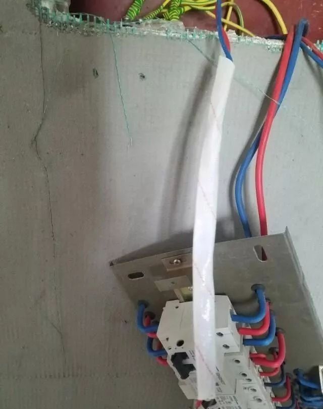 在一個(gè)建筑工地，一個(gè)建筑電工應(yīng)該如何安裝一個(gè)居民配電箱！與新加入者分享