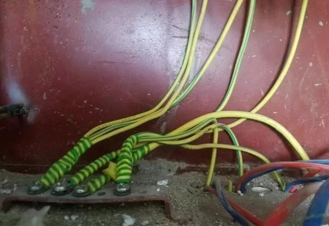 在一個(gè)建筑工地，一個(gè)建筑電工應(yīng)該如何安裝一個(gè)居民配電箱！與新加入者分享