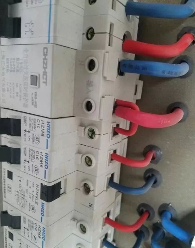 在一個(gè)建筑工地，一個(gè)建筑電工應(yīng)該如何安裝一個(gè)居民配電箱！與新加入者分享