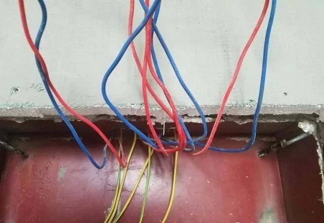 在一個(gè)建筑工地，一個(gè)建筑電工應(yīng)該如何安裝一個(gè)居民配電箱！與新加入者分享