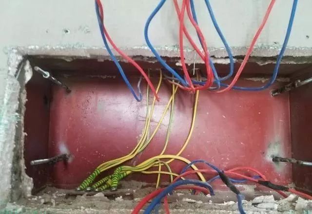 在一個(gè)建筑工地，一個(gè)建筑電工應(yīng)該如何安裝一個(gè)居民配電箱！與新加入者分享